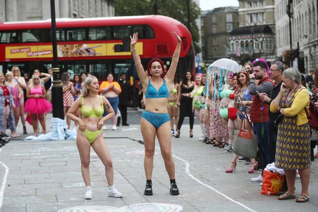 September 25, 2021, London, England, United Kingdom: Models take park in guerrilla-style fashion showÃ‚ The Real Catwalk in Trafalgar Square in London. London United Kingdom - ZUMAs262 20210925_zip_s262_058 Copyright: xTayfunxSalcix