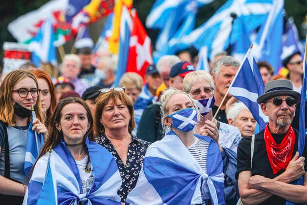 Bilder des Jahres 2021, News 09 September News Themen der Woche KW38 News Bilder des Tages Scottish Independence March Scottish independence supporters march through Edinburgh during an All Under One Banner march on September 25, 2021 in Edinburgh, Scotland. The aim of the organisers is to unify independent activists all over Scotland by organising marches and rallies, they have previously held major rallies in Edinburgh, Dumfries and Dundee. Edinburgh United Kingdom bootman-scottish210925_npxZ8  Copyright: xEwanxBootmanx
