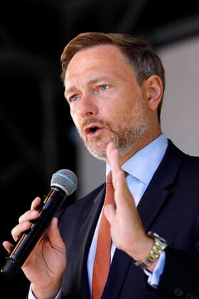 Christian Lindner beim Wahlkampfabschluss der FDP für die Bundestagswahl 2021 auf dem Rudolfplatz. Köln, 25.09.2021 *** Christian Lindner at the campaign closing of the FDP for the Bundestag election 2021 on the Rudolfplatz Cologne, 25 09 2021 Foto:xC.xHardtx xFuturexImage