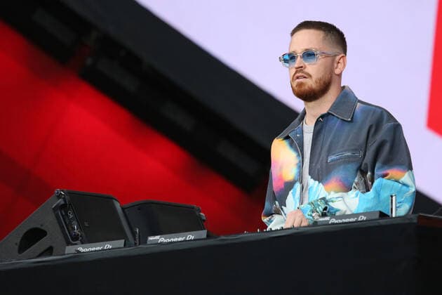Entertainment Bilder des Tages Aazar performs during the Global Citizen Live concert in Paris on Saturday, September 25, 2021. The concert, held at the base of the Eiffel Tower, is one of several taking place in cities around the world including New York, Los Angeles, London, Sydney, Lagos, Rio, Mumbai and Seoul. The event aims to raise awareness for issues related to the climate and ending poverty. PAR20210925006 DAVIDxSILPA