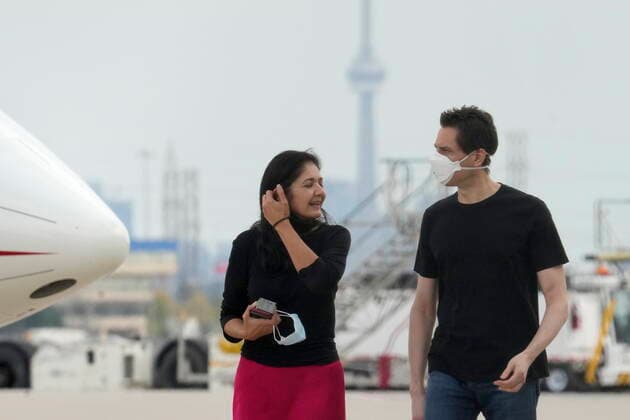 September 25, 2021, Toronto, on, Canada: Michael Kovrig, right, talks with his wife Vina Nadjibulla, centre left, after his arrival at Pearson International Airport in Toronto, Saturday, Sept. 25, 2021. Two Canadians who were imprisoned in China for nearly three years are home. Toronto Canada  - ZUMAc35_ 20210925_zaf_c35_009 Copyright: xFrankxGunnx