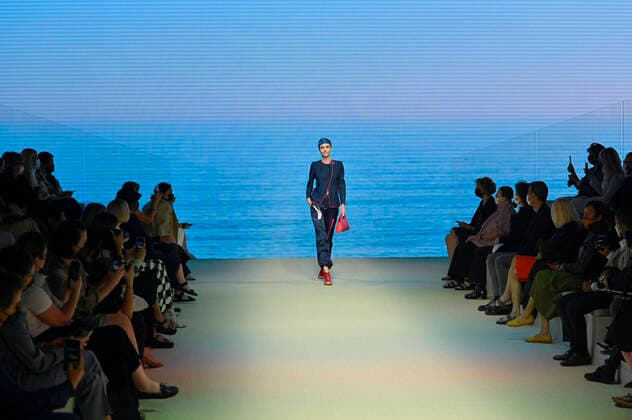 Bilder des Jahres 2021, Entertainment 09 September Entertainment Bilder des Tages Milan, Milan Fashion Week, Women Spring Summer 2022. Milan, Women s Fashion, Spring Summer 2022. GIORGIO ARMANI fashion show Pictured: model  Copyright: xRiccardoxGiordanox xIPAx xModaxMilanox