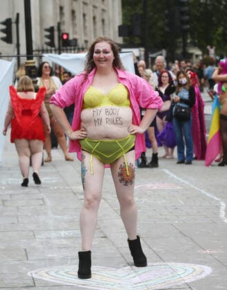 September 25, 2021, London, England, United Kingdom: Models take park in guerrilla-style fashion showÃ‚ The Real Catwalk in Trafalgar Square in London. London United Kingdom - ZUMAs262 20210925_zip_s262_049 Copyright: xTayfunxSalcix