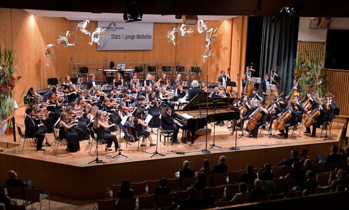 25.09.2021, Klassikfestival Bad Wörishofen, Festival der Nationen 2021 im Kurhaus Bad Wörishofen im Allgäu, Das vbw Festivalorchester begleitet den international renommierten türkischen Pianisten Fazil Say (am Piano) 25.09.2021, Klassikfestival Bad Wörishofen 25.09.2021, Klassikfestival Bad Wörishofen