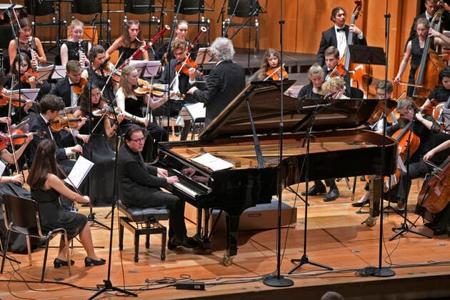 25.09.2021, Klassikfestival Bad Wörishofen, Festival der Nationen 2021 im Kurhaus Bad Wörishofen im Allgäu, Das vbw Festivalorchester begleitet den international renommierten türkischen Pianisten Fazil Say (am Piano) 25.09.2021, Klassikfestival Bad Wörishofen 25.09.2021, Klassikfestival Bad Wörishofen