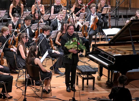 25.09.2021, Klassikfestival Bad Wörishofen, Festival der Nationen 2021 im Kurhaus Bad Wörishofen im Allgäu, Das vbw Festivalorchester begleitet den international renommierten türkischen Pianisten Fazil Say (am Piano) 25.09.2021, Klassikfestival Bad Wörishofen 25.09.2021, Klassikfestival Bad Wörishofen