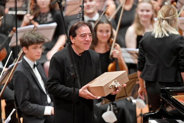 25.09.2021, Klassikfestival Bad Wörishofen, Festival der Nationen 2021 im Kurhaus Bad Wörishofen im Allgäu, Das vbw Festivalorchester begleitet den international renommierten türkischen Pianisten Fazil Say (am Piano) 25.09.2021, Klassikfestival Bad Wörishofen 25.09.2021, Klassikfestival Bad Wörishofen