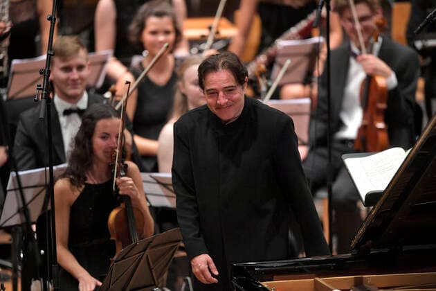 25.09.2021, Klassikfestival Bad Wörishofen, Festival der Nationen 2021 im Kurhaus Bad Wörishofen im Allgäu, Das vbw Festivalorchester begleitet den international renommierten türkischen Pianisten Fazil Say (am Piano) 25.09.2021, Klassikfestival Bad Wörishofen 25.09.2021, Klassikfestival Bad Wörishofen