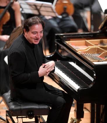 25.09.2021, Klassikfestival Bad Wörishofen, Festival der Nationen 2021 im Kurhaus Bad Wörishofen im Allgäu, Das vbw Festivalorchester begleitet den international renommierten türkischen Pianisten Fazil Say (am Piano) 25.09.2021, Klassikfestival Bad Wörishofen 25.09.2021, Klassikfestival Bad Wörishofen