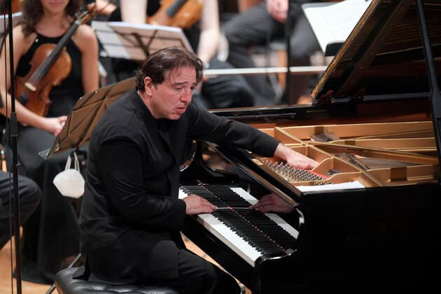 25.09.2021, Klassikfestival Bad Wörishofen, Festival der Nationen 2021 im Kurhaus Bad Wörishofen im Allgäu, Das vbw Festivalorchester begleitet den international renommierten türkischen Pianisten Fazil Say (am Piano) 25.09.2021, Klassikfestival Bad Wörishofen 25.09.2021, Klassikfestival Bad Wörishofen