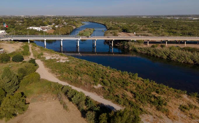 News Bilder des Tages (210925) -- CIUDAD ACUNA (MEXICO), Sept. 25, 2021 -- Photo taken on Sept. 25, 2021 shows the international bridge connecting Del Rio of the United States and Ciudad Acuna of Mexico. U.S.-Mexico border arrests have reportedly stayed at the highest level in more than two decades, with more than 208,000 registered in August alone. (Photo by Xinhua) MEXICO-CIUDAD ACUNA-U.S.-BORDER-MIGRANTS NickxWagner 
