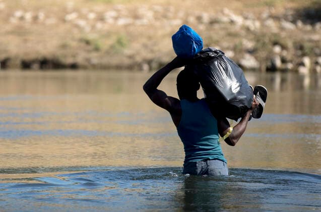 (210925) -- CIUDAD ACUNA (MEXICO), Sept. 25, 2021 -- A Haitian migrant attempts to cross the Rio Grande river into the United States from Ciudad Acuna, Mexico, on Sept. 25, 2021. U.S.-Mexico border arrests have reportedly stayed at the highest level in more than two decades, with more than 208,000 registered in August alone. (Photo by Xinhua) MEXICO-CIUDAD ACUNA-U.S.-BORDER-MIGRANTS NickxWagner 