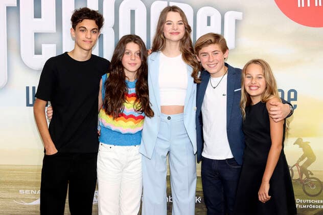 Bilder des Jahres 2021, Entertainment 09 September Entertainment Bilder des Tages Caspar Fischer-Ortmann, Linda Madita, Emilia Flint, Leander Burat und Charlotte Martz bei der Premiere des Kinofilms Die Pfefferkörner und der Schatz der Tiefsee im Cinemaxx Dammtor. Hamburg, 25.09.2021 *** Caspar Fischer Ortmann, Linda Madita, Emilia Flint, Leander Burat and Charlotte Martz at the premiere of the movie Die Pfefferkörner und der Schatz der Tiefsee at Cinemaxx Dammtor Hamburg, 25 09 2021 Foto:xgbrcix xFuturexImage