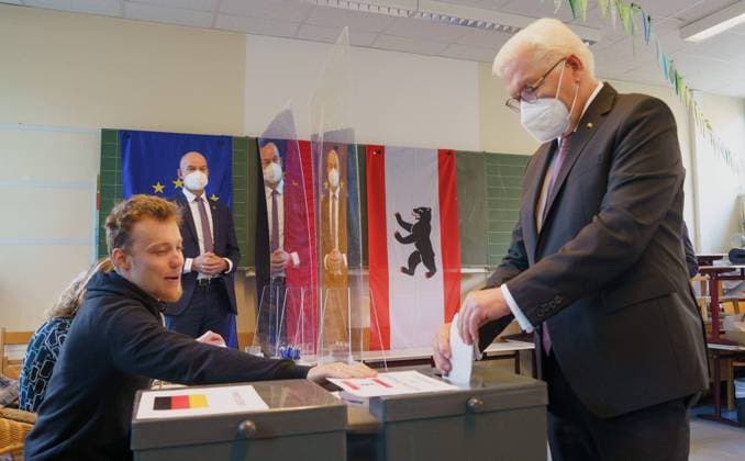 News Themen der Woche KW38 News Bilder des Tages Bundestagswahl 2021 - Deutschland - Stimmabgabe Bundespräsident Frank-Walter Steinmeier - Erich-Kästner-Grundschule in Berlin-Dahlem -;Bundestagswahl 2021 - Deutschland - Stimmabgabe Bundespräsident Frank-Walter Steinmeier - Erich-Kästner-Grundschule in Berlin-Dahlem -, Berlin Berlin Deutschland Dahlem *** Bundestag Election 2021 Germany Voting Federal President Frank Walter Steinmeier Erich Kästner Primary School in Berlin Dahlem Bundestag Election 2021 Germany Voting Federal President Frank Walter Steinmeier Erich Kästner Primary School in Berlin Dahlem , Berlin Berlin Germany Dahlem
