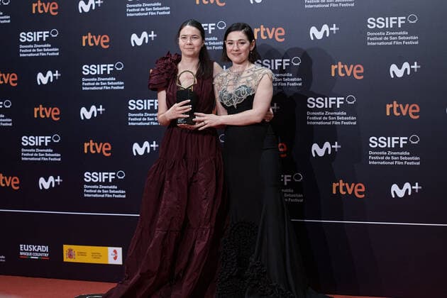 Bilder des Jahres 2021, Entertainment 09 September Red Carpet Of The Closing Gala Of The 69th San Sebastian Film Festival Alina Grigore and Romanian producer Gabi Suciu hold the Golden Shell Awards at the 69th San Sebastian Film Festival in San Sebastian, Spain on September 25, 2021. San Sebastian Spain coolmedia-sansebas210925_npKzk  Copyright: xCOOLMediax