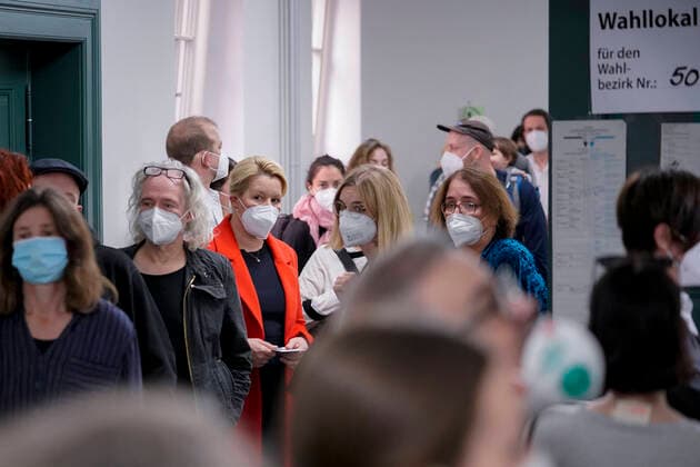 Franziska Giffey Spitzenkandidatin der SPD Berlin bei ihrer Stimmabgabe zur Abgeordnetenhauswahl Aktuell, 26.09.2021, Franziska Giffey Spitzenkandidatin der SPD Berlin fuer die Abgeordnetenhauswahl und SPD-Landesvorsitzende in der Schlange des Wahllokal zur Wahl des Abgeordnetenhaus sowie der Bundestagswahl in ihrem Wahlkreis Friedrichshain Berlin Berlin Deutschland *** Franziska Giffey top candidate of the SPD Berlin during her voting for the election of the House of Representatives Current, 26 09 2021, Franziska Giffey top candidate of the SPD Berlin for the election of the House of Representatives and SPD state chairwoman in the queue of the polling station for the election of the House of Representatives as well as the Bundestag electi