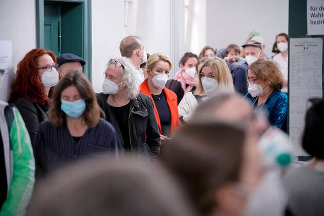 Bilder des Jahres 2021, News 09 September News Themen der Woche KW38 News Bilder des Tages Franziska Giffey Spitzenkandidatin der SPD Berlin bei ihrer Stimmabgabe zur Abgeordnetenhauswahl Aktuell, 26.09.2021, Franziska Giffey Spitzenkandidatin der SPD Berlin fuer die Abgeordnetenhauswahl und SPD-Landesvorsitzende in der Schlange des Wahllokal zur Wahl des Abgeordnetenhaus sowie der Bundestagswahl in ihrem Wahlkreis Friedrichshain Berlin Berlin Deutschland *** Franziska Giffey top candidate of the SPD Berlin during her voting for the election of the House of Representatives Current, 26 09 2021, Franziska Giffey top candidate of the SPD Berlin for the election of the House of Representatives and SPD state chairwoman in the queue of the polling station for the election of the House of Representatives as well as the Bundestag electi