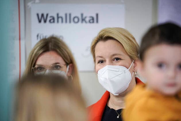 Franziska Giffey Spitzenkandidatin der SPD Berlin bei ihrer Stimmabgabe zur Abgeordnetenhauswahl Aktuell, 26.09.2021, Franziska Giffey Spitzenkandidatin der SPD Berlin fuer die Abgeordnetenhauswahl und SPD-Landesvorsitzende bei ihrer Stimmabgabe zur Wahl des Abgeordnetenhaus sowie der Bundestagswahl in ihrem Wahlkreis Friedrichshain Berlin Berlin Deutschland *** Franziska Giffey top candidate of the SPD Berlin during her voting for the election of the House of Representatives Current, 26 09 2021, Franziska Giffey top candidate of the SPD Berlin for the election of the House of Representatives and SPD state chairwoman during her voting for the election of the House of Representatives and the Bundestag election in her constituency Friedrichs