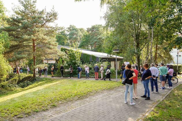 26.09.2021, Berlin, Deutschland, GER, Tag der Bundestagswahl 2021.Wahllokal 520 521 Herthastraße im Bezirk Wilmersdorf Ortsteil Grunewald *** 26 09 2021, Berlin, Germany, GER, day of Bundestag election 2021 Polling station 520 521 Herthastraße in the district Wilmersdorf Ortsteil Grunewald