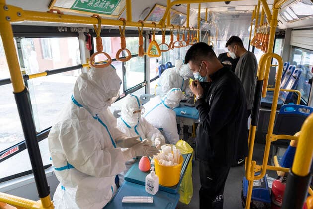 Coronavirus in China, Eindrücke aus Harbin (210926) -- HARBIN, Sept. 26, 2021 -- Residents are seen at a makeshift testing point in Xinglong Town of Bayan County, northeast China s Heilongjiang Province, Sept. 24, 2021. A high-risk area in Xinglong Town of Bayan County was added in Harbin on Saturday. ) CHINA-HEILONGJIANG-BAYAN-COVID-19 (CN) XiexJianfei 