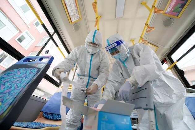 Coronavirus in China, Eindrücke aus Harbin (210926) -- HARBIN, Sept. 26, 2021 -- A medical worker (R) and a volunteer prepare for nucleic acid tests at a makeshift testing point in Xinglong Town of Bayan County, northeast China s Heilongjiang Province, Sept. 25, 2021. A high-risk area in Xinglong Town of Bayan County was added in Harbin on Saturday. ) CHINA-HEILONGJIANG-BAYAN-COVID-19 (CN) WangxJianwei 