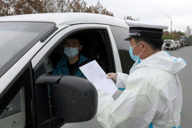 Coronavirus in China, Eindrücke aus Harbin (210926) -- HARBIN, Sept. 26, 2021 -- A police officer checks a driver s pass at a checking point of Xinglong Town of Bayan County, northeast China s Heilongjiang Province, Sept. 25, 2021. A high-risk area in Xinglong Town of Bayan County was added in Harbin on Saturday. ) CHINA-HEILONGJIANG-BAYAN-COVID-19 (CN) WangxJianwei 