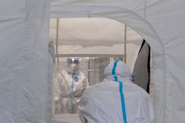 Coronavirus in China, Eindrücke aus Harbin (210926) -- HARBIN, Sept. 26, 2021 -- Medical workers work at a temporary lab for nucleic acid testing in Bayan County, Harbin of northeast China s Heilongjiang Province, Sept. 25, 2021. A total of three temporary labs for nucleic acid testing have been built in the county. ) CHINA-HEILONGJIANG-BAYAN-COVID-19-LABS (CN) XiexJianfei 