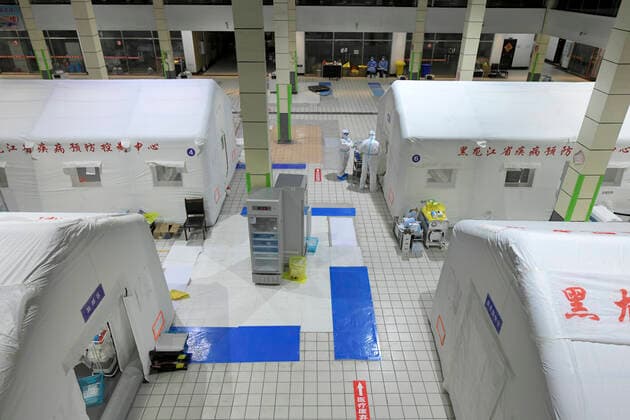 Coronavirus in China, Eindrücke aus Harbin (210926) -- HARBIN, Sept. 26, 2021 -- Medical workers are seen at a temporary lab for nucleic acid testing in Bayan County, Harbin of northeast China s Heilongjiang Province, Sept. 25, 2021. A total of three temporary labs for nucleic acid testing have been built in the county. ) CHINA-HEILONGJIANG-BAYAN-COVID-19-LABS (CN) WangxJianwei 