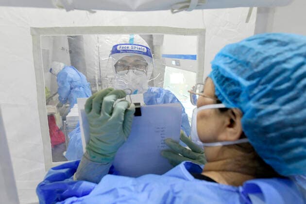 Coronavirus in China, Eindrücke aus Harbin (210926) -- HARBIN, Sept. 26, 2021 -- Medical workers work at a temporary lab for nucleic acid testing in Bayan County, Harbin of northeast China s Heilongjiang Province, Sept. 25, 2021. A total of three temporary labs for nucleic acid testing have been built in the county. ) CHINA-HEILONGJIANG-BAYAN-COVID-19-LABS (CN) WangxJianwei 