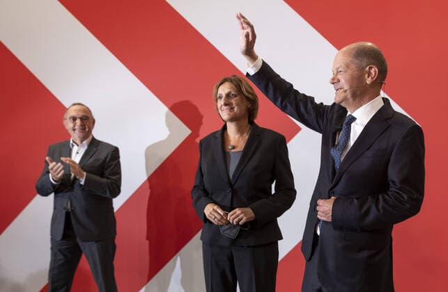 SPD-Kanzlerkandidat und Bundesfinanzminister Olaf Scholz spricht auf der Wahlparty der SPD zu den Parteimitgliedern in Willy-Brandt-Haus. In der Mitte Britta Ernst (Ehefrau von Scholz) und und links der SPD-Vorsitzende Norbert Walter Borjans. Berlin, 26.09.2021 Potsdam Deutschland *** SPD Chancellor candidate and Federal Finance Minister Olaf Scholz speaks to party members at the SPD election party at Willy Brandt Haus In the middle Britta Ernst wife of Scholz and and on the left SPD Chairman Norbert Walter Borjans Berlin, 26 09 2021 Potsdam Germany Copyright: xThomasxImo photothek.netx