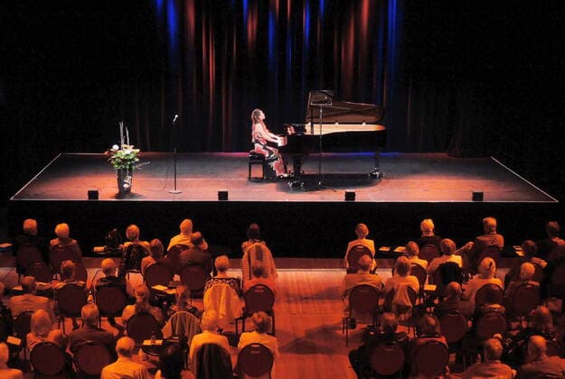 Die deutsche Klassik-Pianistin Anke Pan im Oberhausener Ebertbad. The German classical pianist Anke Pan in Oberhausen. Oberhausen NRW DEU;DE;GERMANY;DEUTSCHLAND;ALLEMAGNE