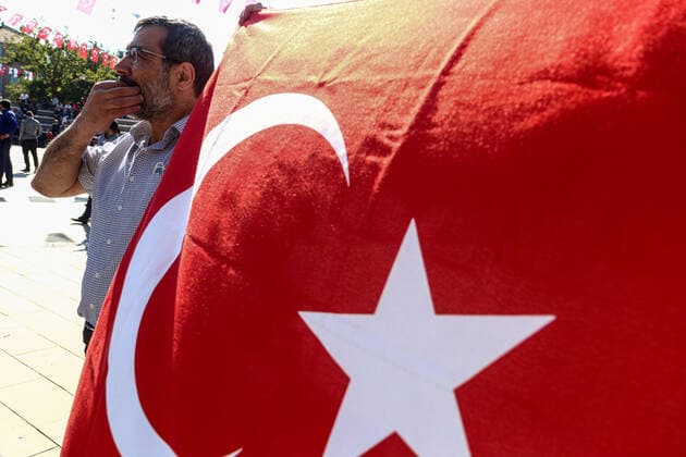 Coronavirus in der Türkei, Impfgegner demonstrieren in Ankara September 26, 2021, Ankara, Turkey: A protester holds a Turkish flag during the demonstration..Vaccination opponents held a rally in Ankara An?t Park. The demand of the protesters is to remove the vaccination, social distance and similar practices taken due to COVID-19. Ankara Turkey - ZUMAs197 20210926_zaa_s197_062 Copyright: xTunahanxTurhanx