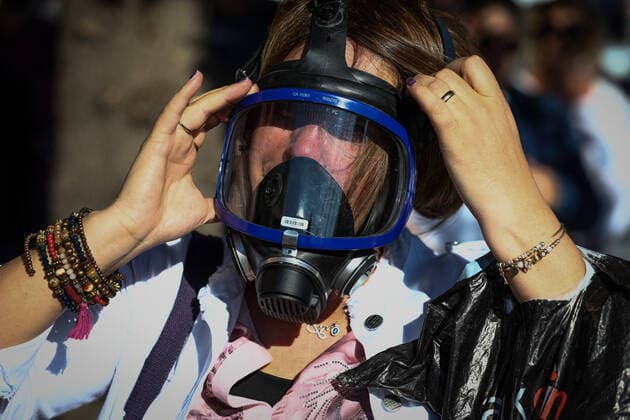 Coronavirus in der Türkei, Impfgegner demonstrieren in Ankara September 26, 2021, Ankara, Turkey: A protester wears a gas mask during the demonstration..Vaccination opponents held a rally in Ankara An?t Park. The demand of the protesters is to remove the vaccination, social distance and similar practices taken due to COVID-19. Ankara Turkey - ZUMAs197 20210926_zaa_s197_065 Copyright: xTunahanxTurhanx