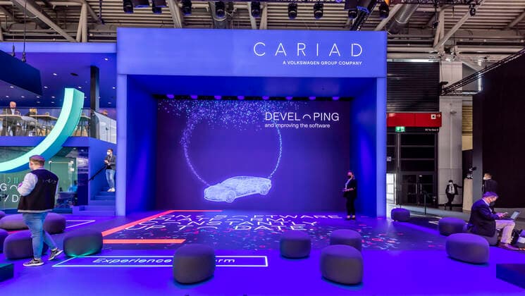 Cariad SE (Eigenschreibweise CARIAD) ist eine Automotive-Software-Tochter im Volkswagen-Konzern. Der Konzern bündelt in ihr seine Software-Entwicklung, einschließlich der Arbeit an einer einheitlichen Software-Plattform für alle Pkw-Marken des Volkswagen-Konzerns, dem vw.os und der Volkswagen Automotive Cloud. IAA MOBILITY in München. DEU, Deutschland, Bayern, München, Munich.