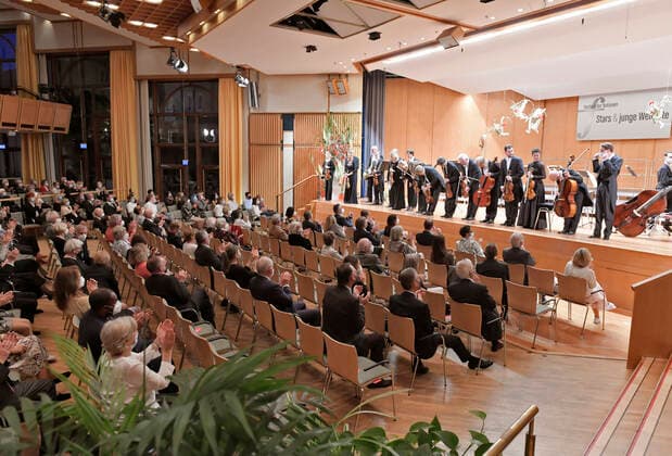 26.09.2021, Klassikfestival Bad Wörishofen, Festival der Nationen 2021 im Kurhaus Bad Wörishofen im Allgäu, Klarinettistin Sabine Meyer (GER) spielt Mozart, mit dem Kammerorchester des Symphonieorchesters des Bayerischen Rundfunks. Das Publikum im Kursaal ist Begeistert. 26.09.2021, Klassikfestival Bad Wörishofen 26.09.2021, Klassikfestival Bad Wörishofen