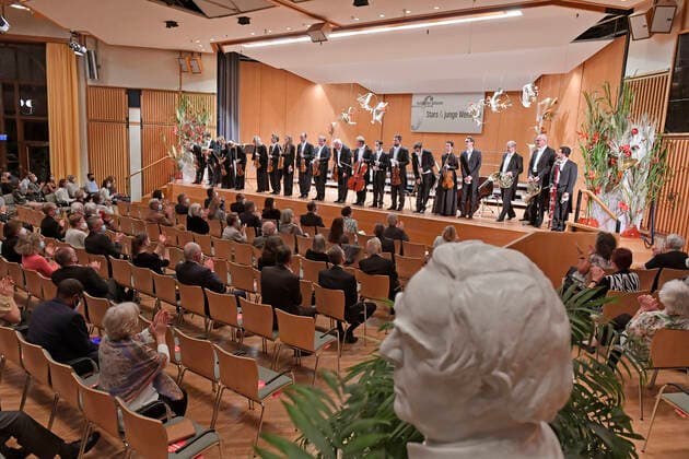 26.09.2021, Klassikfestival Bad Wörishofen, Festival der Nationen 2021 im Kurhaus Bad Wörishofen im Allgäu, Klarinettistin Sabine Meyer (GER) spielt Mozart, mit dem Kammerorchester des Symphonieorchesters des Bayerischen Rundfunks. Das Publikum im Kursaal ist Begeistert. 26.09.2021, Klassikfestival Bad Wörishofen 26.09.2021, Klassikfestival Bad Wörishofen