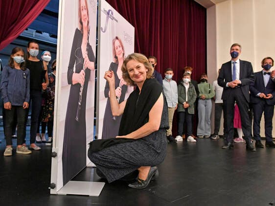 26.09.2021, Klassikfestival Bad Wörishofen, Festival der Nationen 2021 im Kurhaus Bad Wörishofen im Allgäu, Klarinettistin Sabine Meyer (GER) spielt Mozart, danach signiert sie ihre Plakatwand. 26.09.2021, Klassikfestival Bad Wörishofen 26.09.2021, Klassikfestival Bad Wörishofen