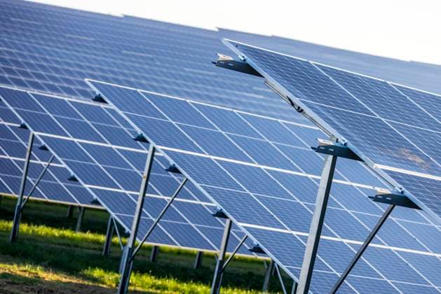 IMAGO Nature: Unsere Erde, Energiequellen, Photovoltaik Feld auf der Schwäbischen Alb mit Photovoltaik-Anlage. 24.09.2021: Deutschland, Baden-Württemberg, Nellingen. *** Field on the Swabian Alb with photovoltaic system 24 09 2021 Germany, Baden Württemberg, Nellingen