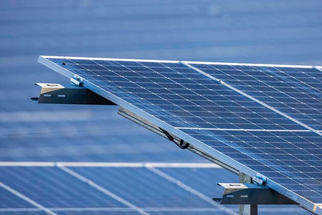 IMAGO Nature: Unsere Erde, Energiequellen, Photovoltaik Fotovoltaik Solaranlage auf Feldern und Wiesen - Symbolbilder Feld auf der Schwäbischen Alb mit Photovoltaik-Anlage. 24.09.2021: Deutschland, Baden-Württemberg, Nellingen. *** Field on the Swabian Alb with photovoltaic system 24 09 2021 Germany, Baden Württemberg, Nellingen