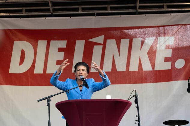 Sahra WAGENKNECHT , Die Linke. , redet bei einer Wahlkampfkundgebung in Bonn , 23.09.2021 Sahra WAGENKNECHT , Die Linke. , during a campaign rally in Bonn , 23.09.2021