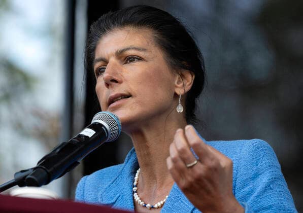 Sahra WAGENKNECHT , Die Linke. , redet bei einer Wahlkampfkundgebung in Bonn , 23.09.2021 Sahra WAGENKNECHT , Die Linke. , during a campaign rally in Bonn , 23.09.2021