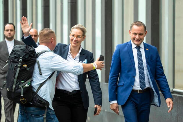 Alice Weidel und Thino Chrupalla kommen zu einer Pressekonferenz in der Bundespressekonferenz in Berlin am 27. September 2021. Pressekonferenz der AfD nach der Bundestagswahl