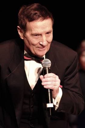 Der österreichische Entertainer Freddy Quinn (geb. 27. September 1931 in Niederfladnitz Niederösterreich als Franz Eugen Helmuth Manfred Nidl später Nidl-Petz) während eines Auftrittes im Kulturpalast in Dresden. *** The Austrian entertainer Freddy Quinn born 27 September 1931 in Niederfladnitz Lower Austria as Franz Eugen Helmuth Manfred Nidl later Nidl Petz during a performance in the Kulturpalast in Dresden