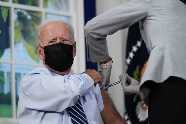 Bilder des Jahres 2021, News 09 September News Themen der Woche KW39 News Bilder des Tages President Joe Biden receives a COVID-19 booster shot in line with the CDC s and FDA s recommendations in the South Court Auditorium of the Eisenhower Executive Office Building on September 27, 2021 in Washington DC.  WAX20210927803 KenxCedeno