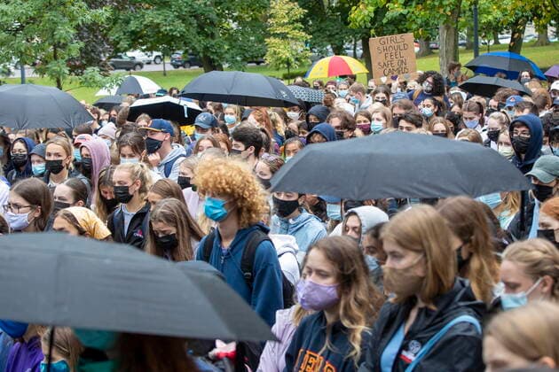 September 27, 2021, Kingston, on, Canada: Queen s University student organize a walkout to protest sexual assault on campuses and in and in support of the victims of sexual assault at Western University, in Kingston, Ont.,, on Monday Sep. 27, 2021. Kingston Canada  - ZUMAc35_ 20210927_zaf_c35_033 Copyright: xLarsxHagbergx