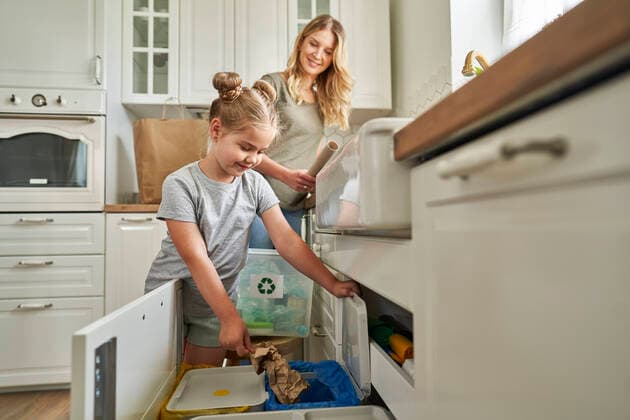 IMAGO Nature: Unsere Erde, Umweltverträgliche Herausforderungen des 21. Jahrhunderts, Recycling Mother looking at responsible girl throwing garbage in bin model released Symbolfoto property released ABIF01582