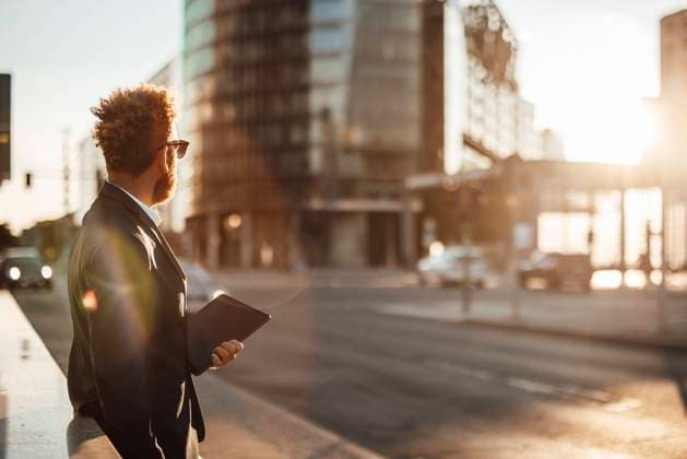 IMAGO Creative, Jahreszeit Sommer, Sommer in der Stadt Businessman holding digital tablet on footpath during summer model released Symbolfoto GUSF06347