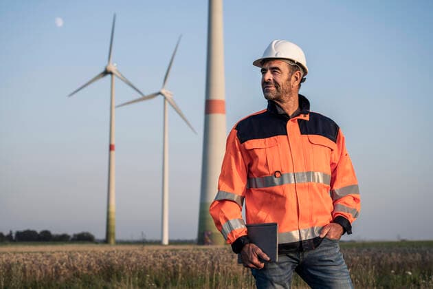 IMAGO Creative: 2021 Favoriten IMAGO Creative: Corporate: Klimaschutz, Digitalisierung und Urbanisierung IMAGO Creative: Klimawandel - Zukunft und Innovation Male inspector in reflective clothing holding digital tablet at meadow model released Symbolfoto UUF24597