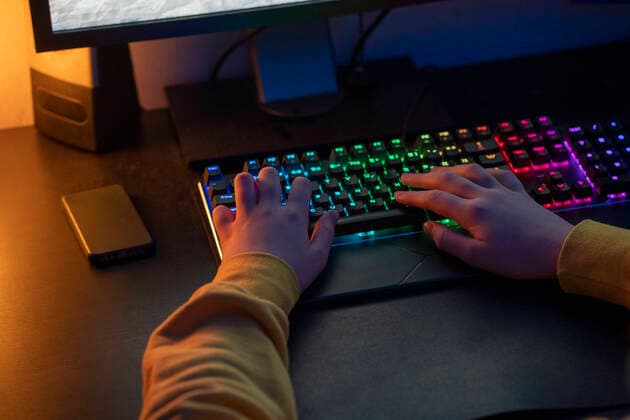 IMAGO Creative: Sport Start-Up Boy typing on keyboard at home model released Symbolfoto property released VPIF04622