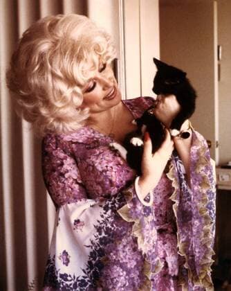 Photograph of Dolly Parton admiring photographer s kitten named after her in 1978. Nancy Barr MediaPunch Copyright: xNancyxBarrxBrandonx xMediaPunchx
